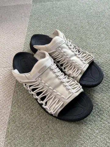 KEEN 화이트 샌들 사이즈 39 25.5cm