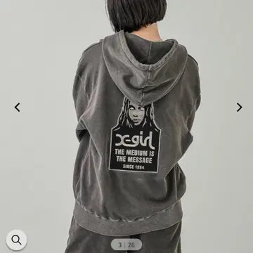 메시지와 얼굴이 흐릿한 지퍼 업 스웨터 x-girl