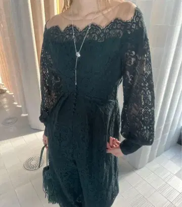 새상품  OFF SHOULDER LACE LIKE ROMPERS