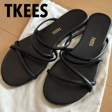 TKEES 블랙 스트랩 샌들