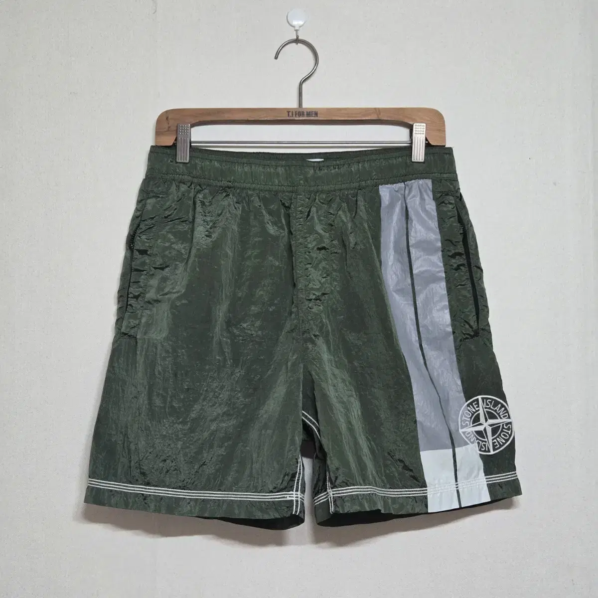 (Authentic) Stone Island 22SS Embroidered Big Logo Metal Shorts