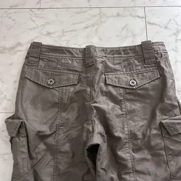 카고 팬츠 카키색 사이드 포켓 부착