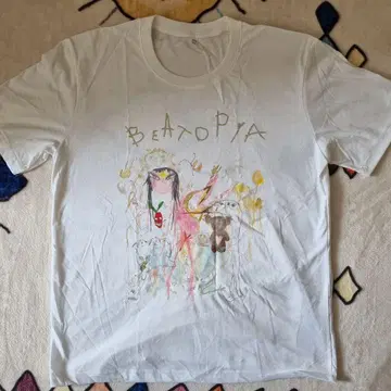 Beabadoobee Beatopia 아트 프린트 티셔츠 (화이트)
