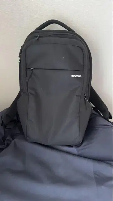 Incase 블랙 백팩