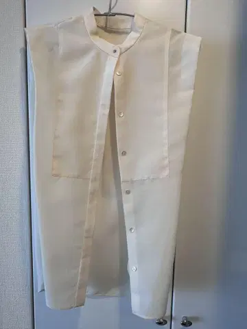 새상품 uncrave 슬리브리스 탑 S 아이보리