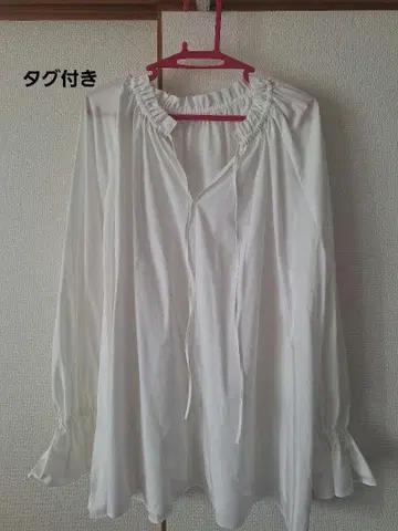 프릴이 달린 화이트 긴팔 셔츠