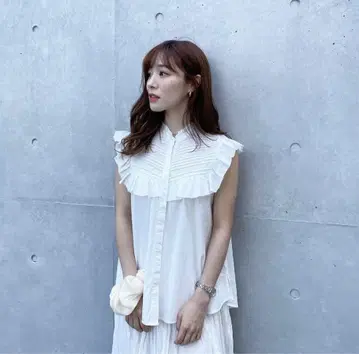 코코딜 코튼 프릴 슬리브리스 블라우스
