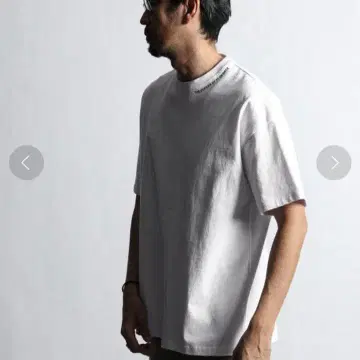 화이트 크루넥 티셔츠