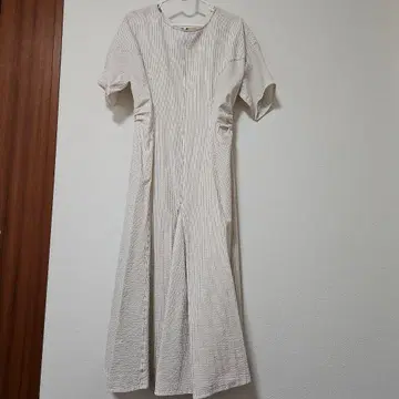 소피라 스트라이프 무늬 화이트 반팔 롱 원피스