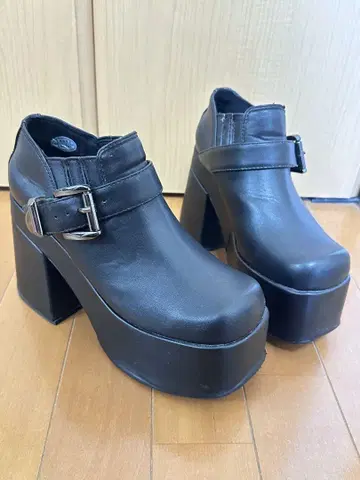 버클이 달린 블랙 플랫폼 부티 Jeffrey Campbell
