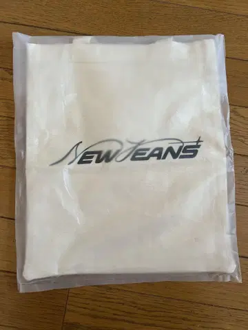 NEWJEANS 토트백 아이보리