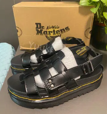새상품 Dr. Martens 닥터마틴 샌들 23.5cm