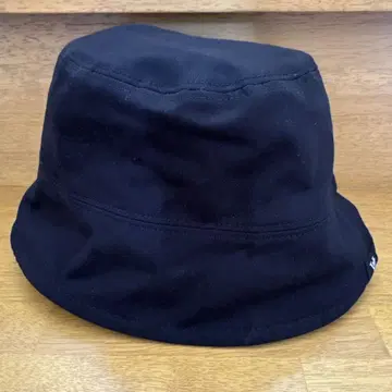 VARZAR 라벨 드롭 오버 핏 버킷 햇