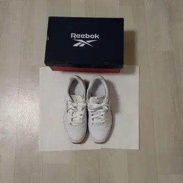 리복 화이트 클래식 스니커즈 24.5cm