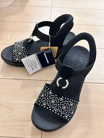 Skechers 블랙 비쥬 장식 스포츠 샌들 24cm