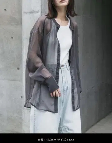센스 오브 플레이스 밴드 카라 샴브레이 시어 셔츠 차콜 그레이