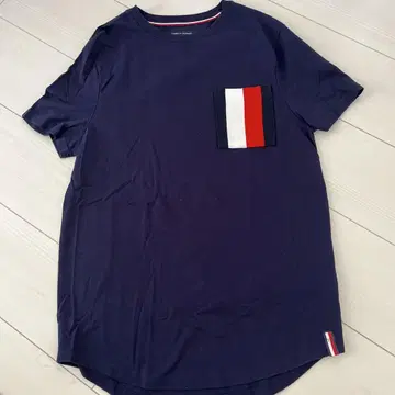 Tommy Hilfiger 네이비 티셔츠 포켓 부착