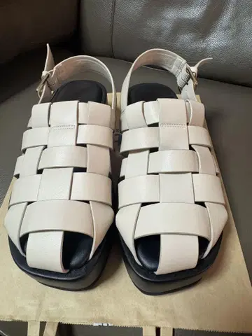 emmi 구르카 샌들