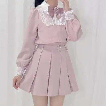핑크 레이스가 있는 셋업 bunnyapartment