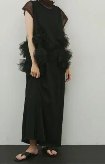 프릴이 달린 블랙 슬리브리스 롱 원피스