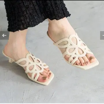 미사용 새상품급 루타론 4.5cm 컷워크 샌들 뮬 내추럴