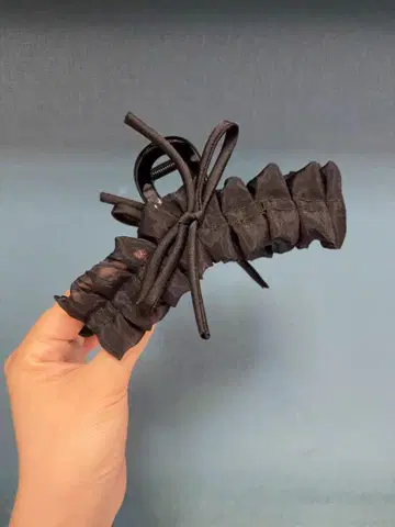 리본 포함 블랙 스크런치