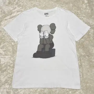 유니클로 UT KAWS 초기 콜라보 티셔츠 화이트 S 사이즈