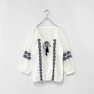 유럽 디자인 자수 블라우스 7부 소매 슬릿 넥 태슬 화이트