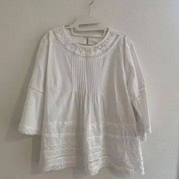 화이트 레이스 장식 블라우스