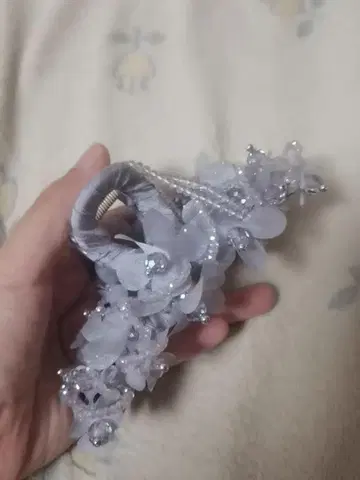 연보라색 꽃 장식 스크런치