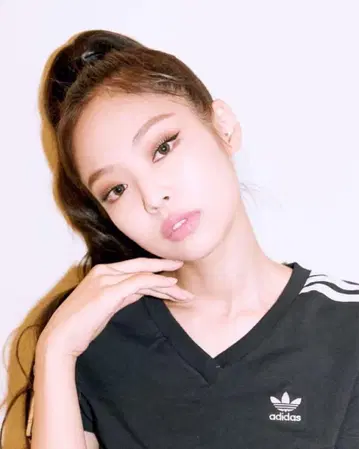 제니가 입은 아디다스 크롭 상의