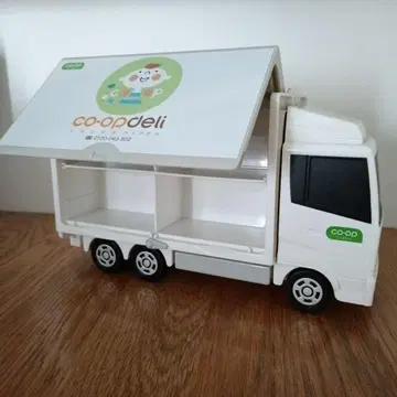co-op 배달 트럭 전체 길이 약 26cm (미니카 8대 수용 가능)
