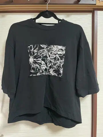 CLOCHE 블랙 오분 소매 자수 탑