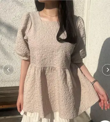 미사용 새상품 주노아 부푼 자카드 페플럼 상의 베이지 L