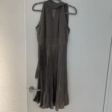 언타이틀 그레이 플리츠 하이넥 원피스