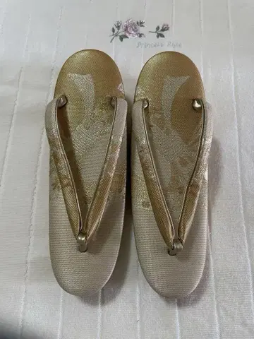 새상품급 골드 꽃무늬 조리 일본 나막신 S