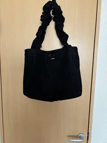 블랙 라메 토트백 프릴 핸들