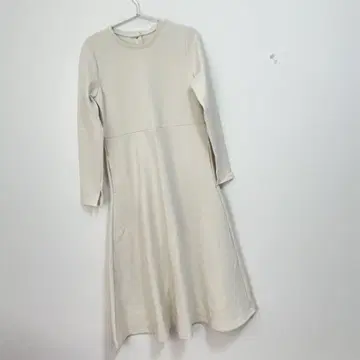 그린 라벨 릴랙싱 백 버튼 플레어 원피스