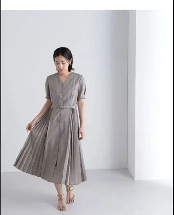 내추럴 뷰티 베이직 사이드 플리츠 원피스 반팔 차콜 M
