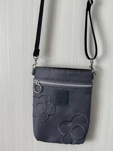 MARY QUANT 마리콴트 숄더 파우치 대 *데이지 자수 그레이