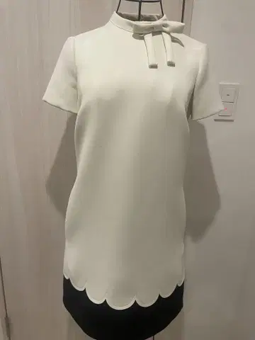 엘레강트한 리본이 포함된 반팔 원피스