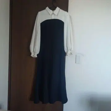 화이트 긴팔 플레어 원피스