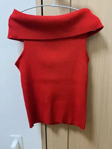빨간색 오프숄더 슬리브리스 탑