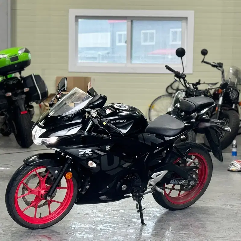 스즈키 gsxr125 2021년 / 1만km / 검빨모델 판매합니다