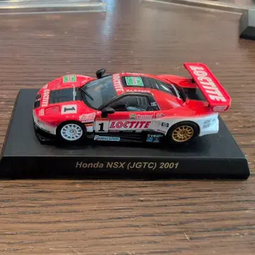 혼다 NSX (JGTC) 2001 미니카 대에 붙어 있습니다.