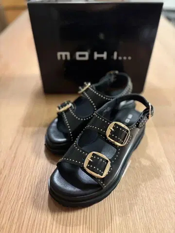 MOHI... 블랙 스터드 샌들