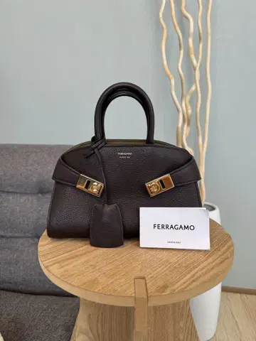 FERRAGAMO HUG 바이컬러 핸드백 (xs)