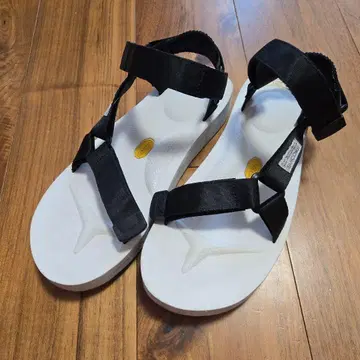 SUICOKE 스트랩 샌들 화이트