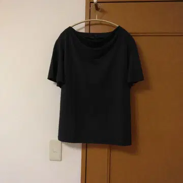 블랙 상의와 와이드 팬츠의 셋업