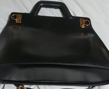 페라가모 블랙 가죽 숄더백